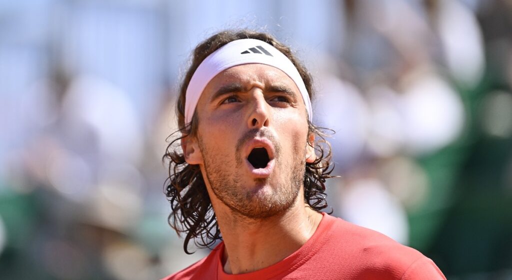 Avec sa nouvelle raquette, Tsitsipas est devenu un autre joueur : « J’ai l’impression qu’un jeu agressif en top spin pourrait être utile ici. C’est ce que j’essaie de faire sur le court »