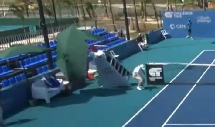 Vidéo - Un arbitre de chaise évite un accident grave au Challenger de Cap Cana