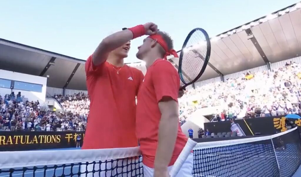 Battu après deux balles de match, Mensik signe une accolade géniale avec Davidovich Fokina, la classe !