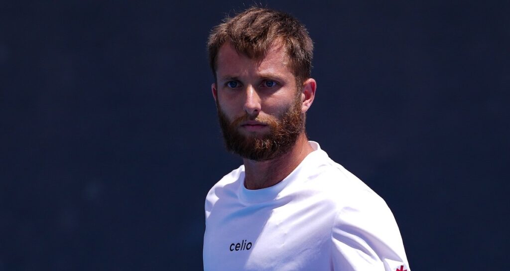 Corentin Moutet (battu au 3e tour par le jeune Tien) : « J’ai fait un malaise 45 minutes avant le match dans la douche. Je ne sais pas ce qui s’est passé. J’étais dans la douche, je me suis réveillé par terre, tout était noir »