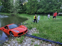 Sa Ferrari tombe dans un étang, il attaque la marque